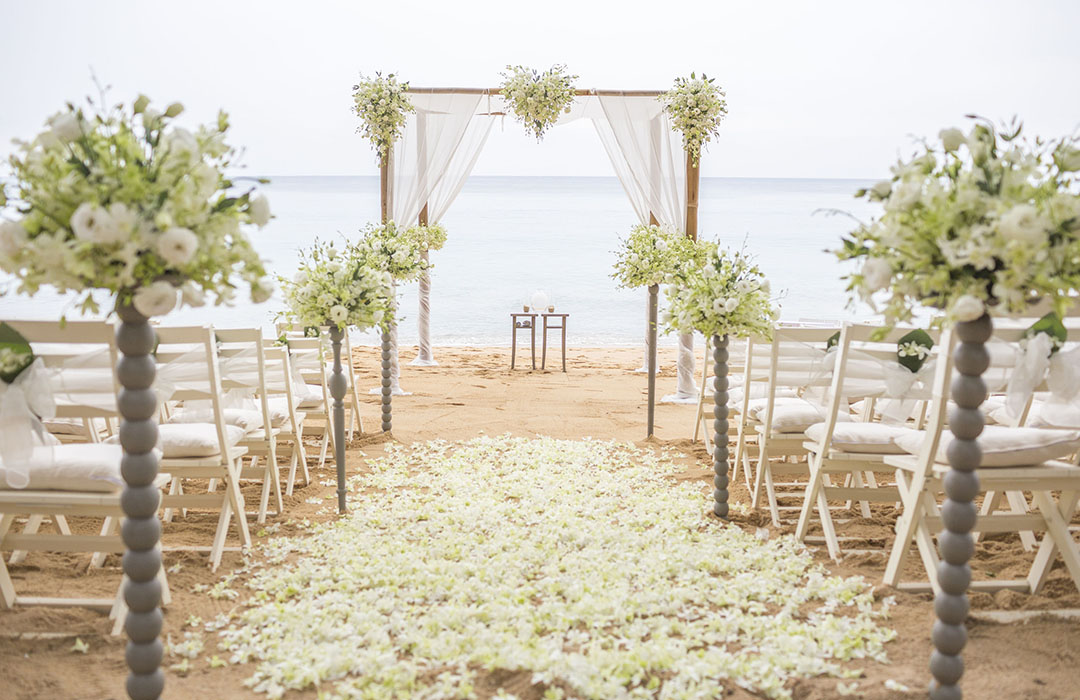 Decorazioni da matrimonio in spiaggia, scenografie di tendenza e romanticismo